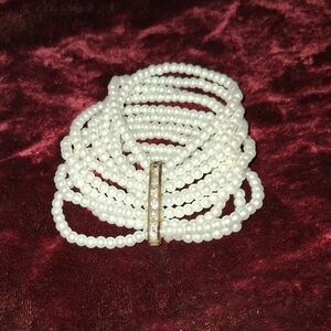 Elegant White Pearl Bracelet with Gold Accent